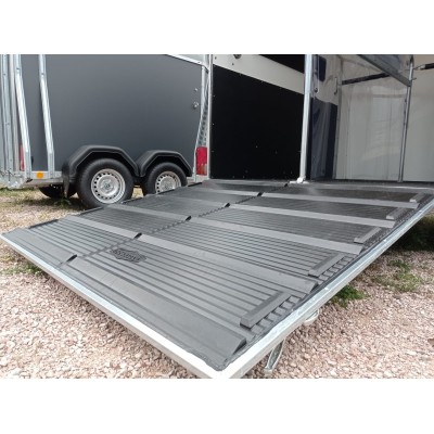 Trailer trasporto cavalli Boeckmann DUO R in Playwood con Selleria due posti