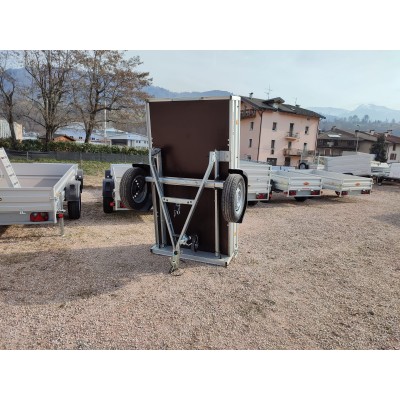 Carrello rimorchio auto monoasse in alluminio con timone pieghevole.